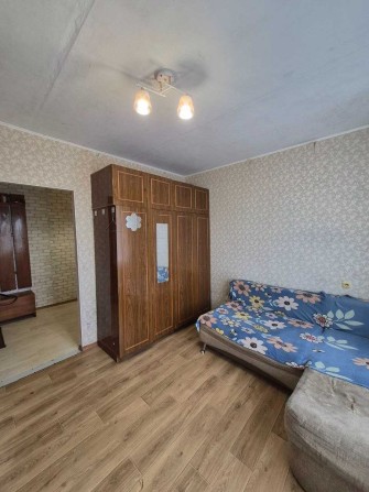 Кімната в гуртожитку з меблями та технікою - фото 1