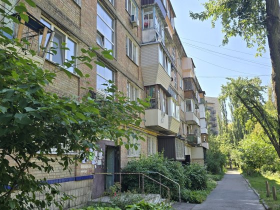 Без комісії! Продаж кімнати в гуртожитку з балконом поруч з метро Академмістечко та Святошин Киев