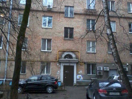 Власник продає  кімнату в 3-кімнатній квартирі в районі Солм'янської площі Киев
