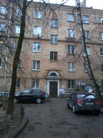 Власник продає  кімнату в 3-кімнатній квартирі в районі Солм'янської площі - фото 1