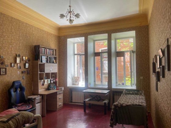 Продам  кiмнату у 4-х кiмнатнiй квартирi м. З. України Харьков