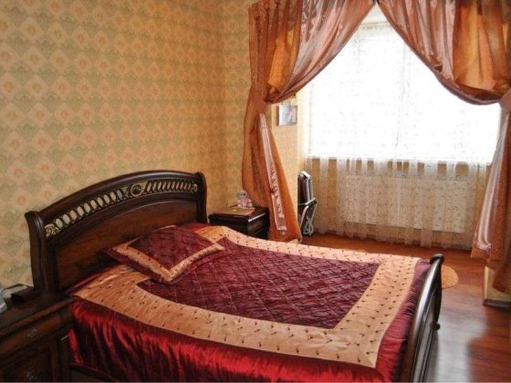 Оренда  3-кімнатної квартири площею  90 квадратних метрів.  Центр міста.    Світло не вимикають. Винница
