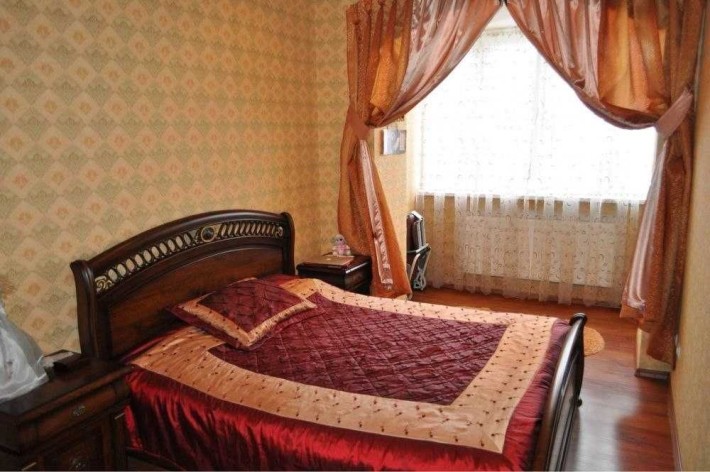 Оренда  3-кімнатної квартири площею  90 квадратних метрів.  Центр міста.    Світло не вимикають. - фото 1