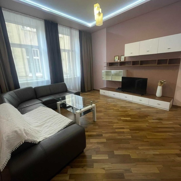 Оренда квартири в центрі на вул. Ліста - фото 1