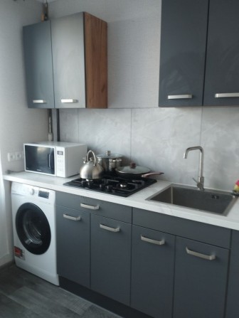 Сдам 1 кв метро Студенческая Валентиновская  8000 гр, кап.рем. Военные +. - фото 1