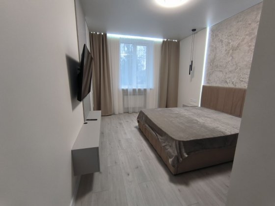 Ціну зменшено!Здам  3 к.кв   75 м.кв  VIP  2/5 п.центр міста (Маяковського)  700  у.о Запорожье