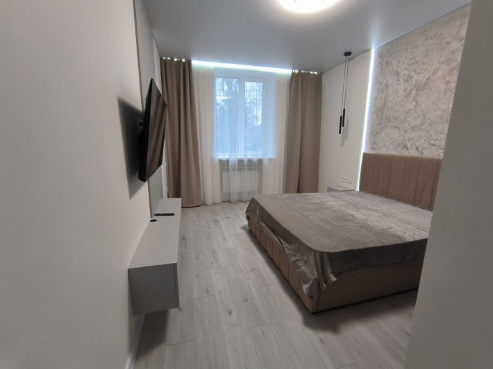 Ціну зменшено!Здам  3 к.кв   75 м.кв  VIP  2/5 п.центр міста (Маяковського)  700  у.о - фото 1