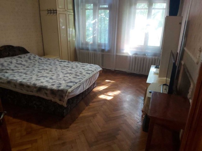 Сдам 4к. квартиру, сталинку, 100м, 3 спальни, жилое, 3/5, 2 лоджии, Н=4м, закрытый двор, военным, с  - фото 1