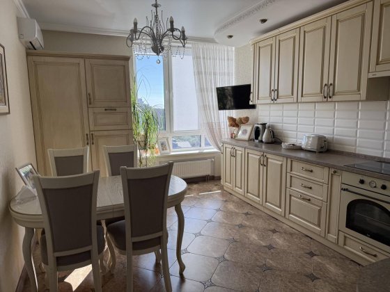 Продаж просторої трьохкімнатної квартири 102 м² на вул. Феодосійська, 2Л Киев