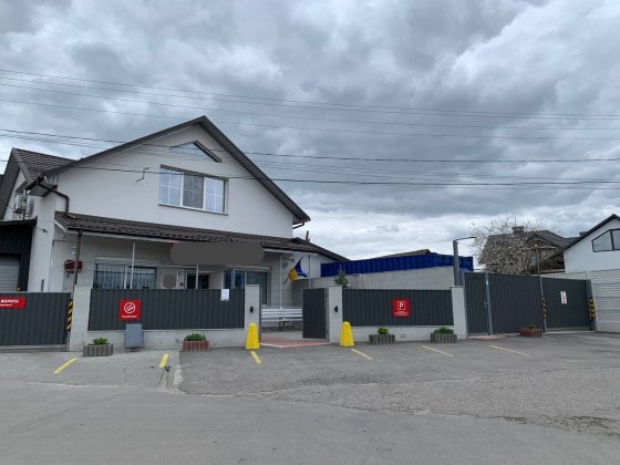Продаж 2-поверхового будинку з гаражем, комерційними та складськими приміщеннями.