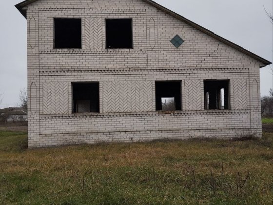 Ділянка з недобудованим будинком