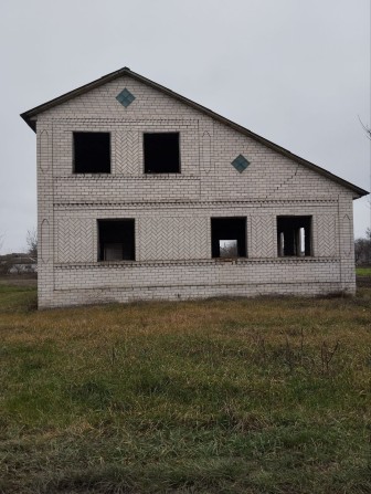 Ділянка з недобудованим будинком - фото 1