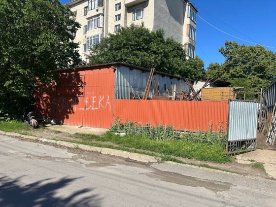 Продам  участок с магазином Хотин