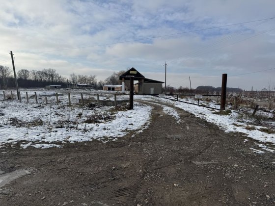 Продається земельна ділянка з будівлями Хотин