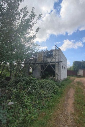 Продаж ділянки з капітальною будівлею біля річки (Хорошів) - фото 1