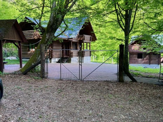 Продам земельну ділянку з деревʼяними будиночками Иршава
