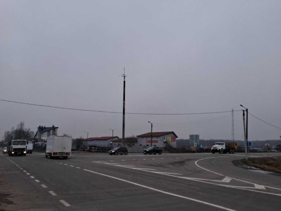 Продаю ділянку на в'їзді в Івано-Франківськ, біля авторинку 20 соток. Угринов