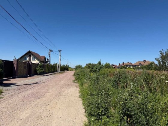Ділянка в с. Гатне, 10 соток, вул. Академічна газ,асфальт,елеткрика Гатное