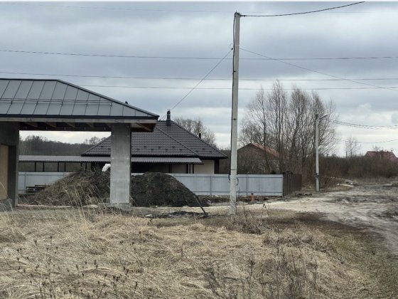 Кутовий ділянка біля самого лісу! Заїзд з 2-х сторін, чорнозем, тихий тупиковий масив с. Зазимʼя Зазимье