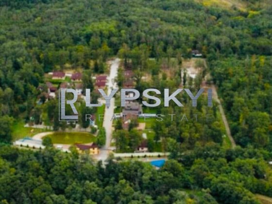 Ділянка з лісом в котеджному містечку Рославичи