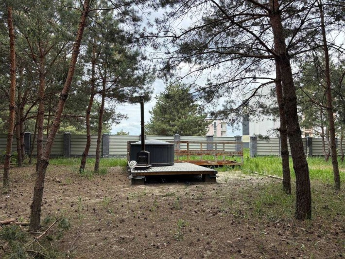 Продаж ділянки з гаражем, парканом та чаном, навколо сосновий ліс - фото 1