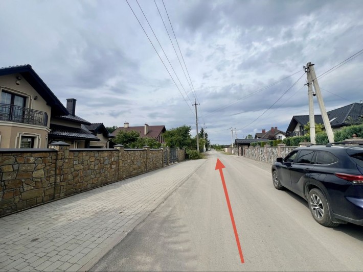 Земельна ділянка в с. Зубра. 11,2 соток біля лісу. Світло підключене. Газ поруч. Асфальт. - фото 1