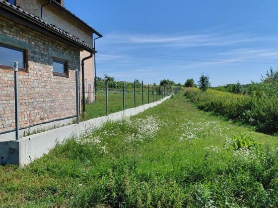 Ділянка 12 сот в селі Зубра- на асфальтній дорозі з комунікаціями біля Львова Зубра