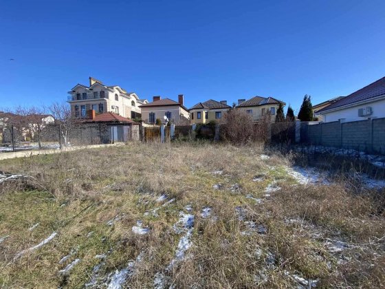 У продажу ділянка біля моря зі своїм в'їздом у Совіньйоні 3. Лиманка