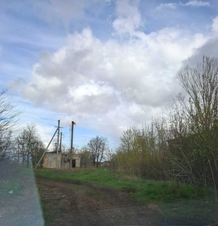 Неподалік Київської траси при вїзді в с.Нерубайське, землі-11.17сотки напіврозібраною дизельною елек - фото 1