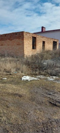Продаж земельної ділянки 10 соток із недобудовою біля ставка (р-н ГРЛ) - фото 1