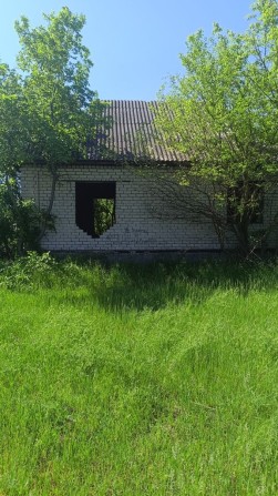 Ділянка з будинком та комунікаціями - фото 1