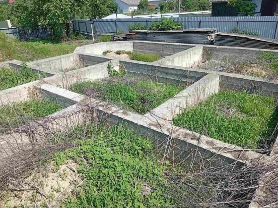 Продам земельну ділянку з готовим фундаментом Лужаны