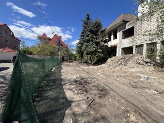 Фасадный участок. 900 м до метро Киев