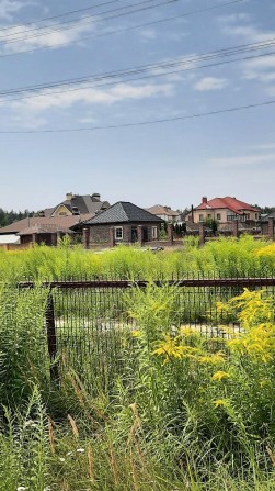 Ділянка 15сот.з широким фасадом  сосни дубки та озеро поруч кінцева маршрутки на Київ. - фото 1