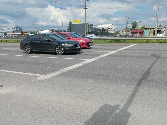 Будиночок, ділянку у Києві Солом-й! фактично 20 сот та склад ангар сто будинок. Київ