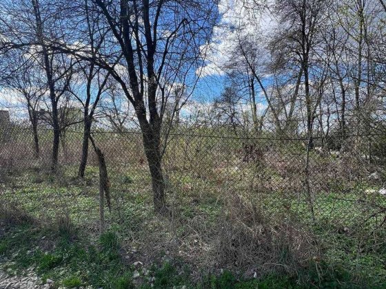 Продається земельна ділянка поруч міського озера.