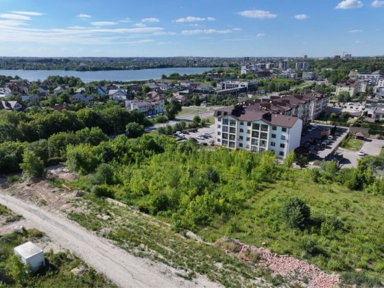 Земельна ділянка Щасливе з виглядом на озеро з дозволами міські комунікації Ровно