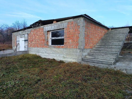 Цоколь з ділянкою під будівництво Черновцы