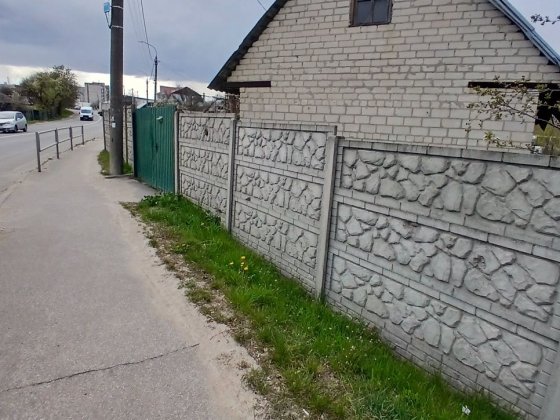 Ділянка під забудову з літнім будинком,всі комунікації. Чернигов