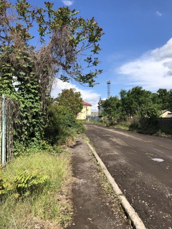 Широка фасадна ділянка в р-ні  вокзалу з комунікаціями - фото 1