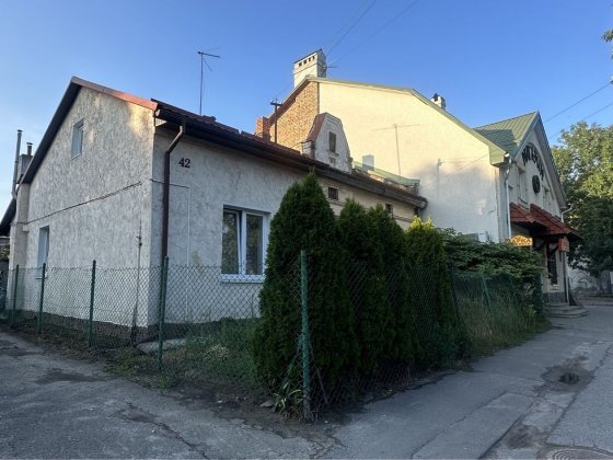 Земельна ділянка з будинком по в.Повітряній Львов