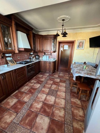 Простора 4-кімнатна квартира з якісним ремонтом для великої родини. - фото 1