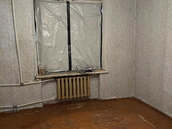 Здам в оренду 3 кімнатну квартиру  сталинку на 98 кварталі 4/4 без ремонту . Кривой Рог