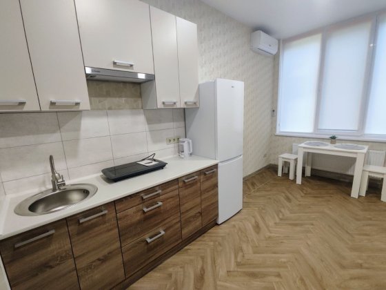 Однокімнатна студія з закритою терасою на поверсі Київ