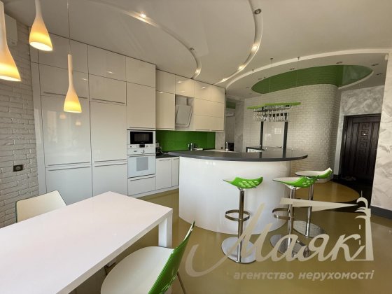 Оренда 3-х рівневої квартири 190м2 на Оболонській набережній Киев