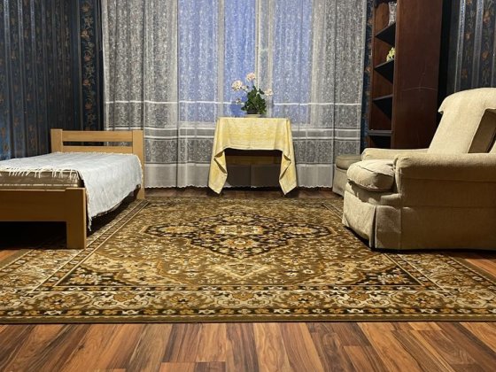 Здається в оренду простора кімната 25м.кв на м-ні Сосновий. Хороші умови.