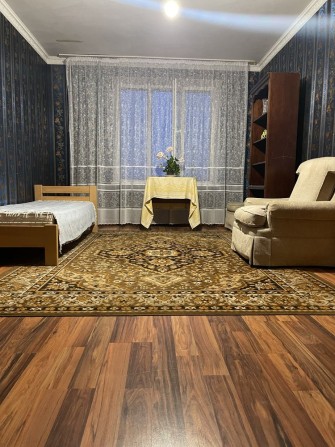 Здається в оренду простора кімната 25м.кв на м-ні Сосновий. Хороші умови. - фото 1