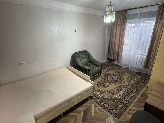 Здається кімната в трьох кімнатній квартирі з балконом не прохідна