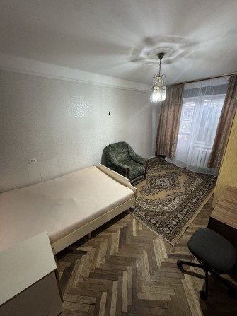 Здається кімната в трьох кімнатній квартирі з балконом не прохідна - фото 1