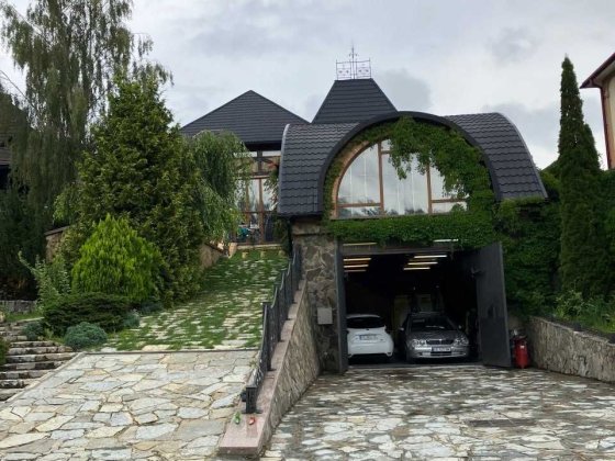 , Оредна будинка  - 1700 доларів. Оренда з викупом 530тис доларів.  320 кв жилої площі. м, 6 кімнат